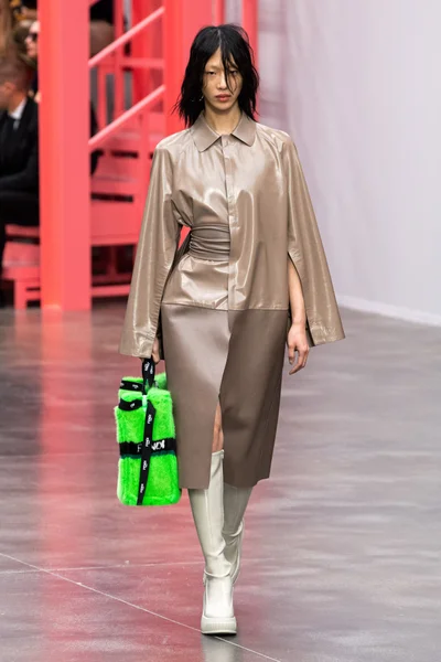 Look 32